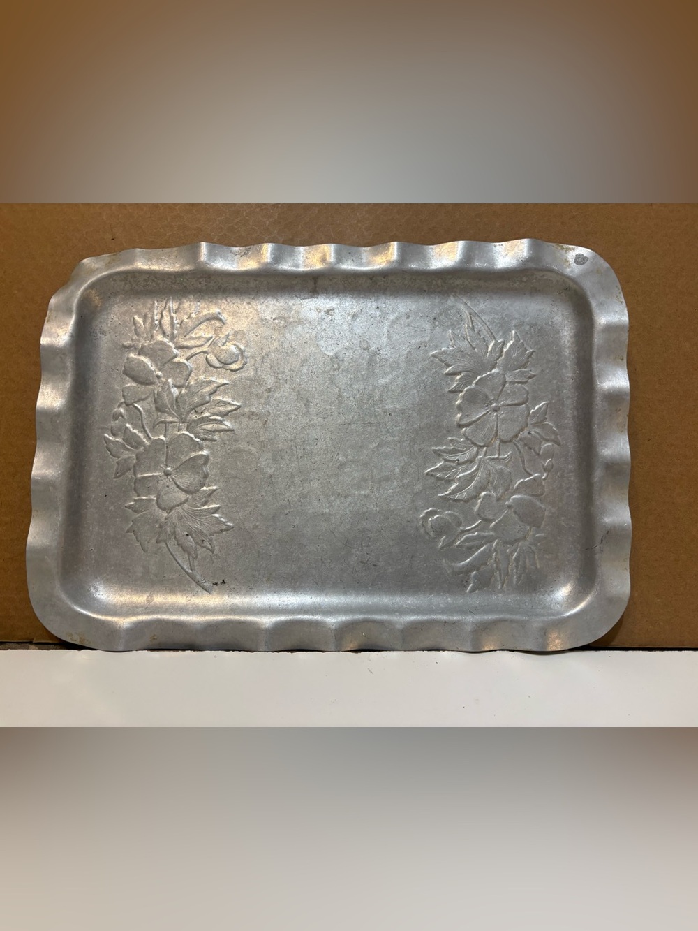 Vtg. 1950s Hammered Aluminum Rectangle Tray Ruffled Edge Floral
Design 13"X 9"